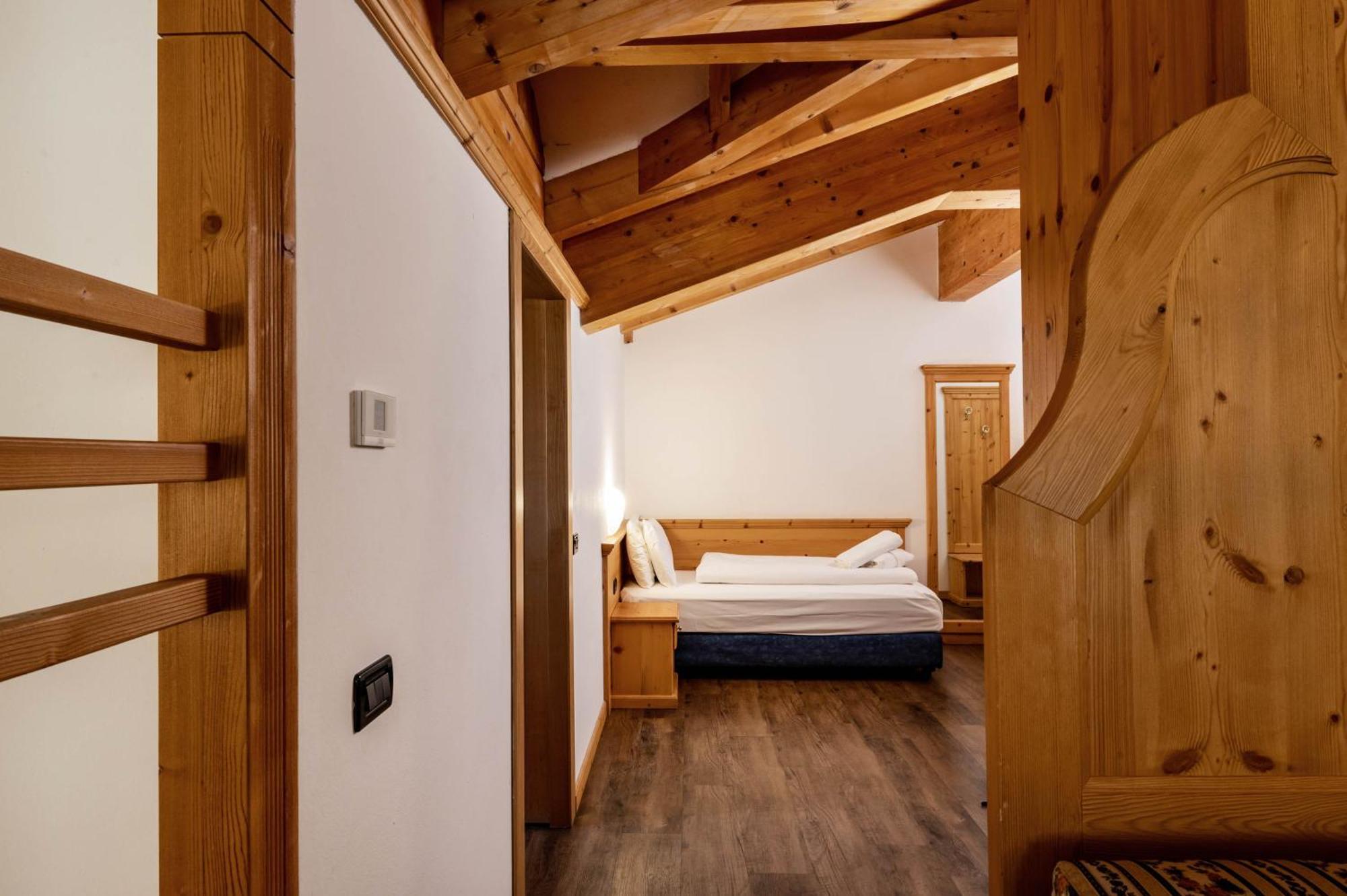 Hotel Terme Antico Bagno Pozza di Fassa Room photo